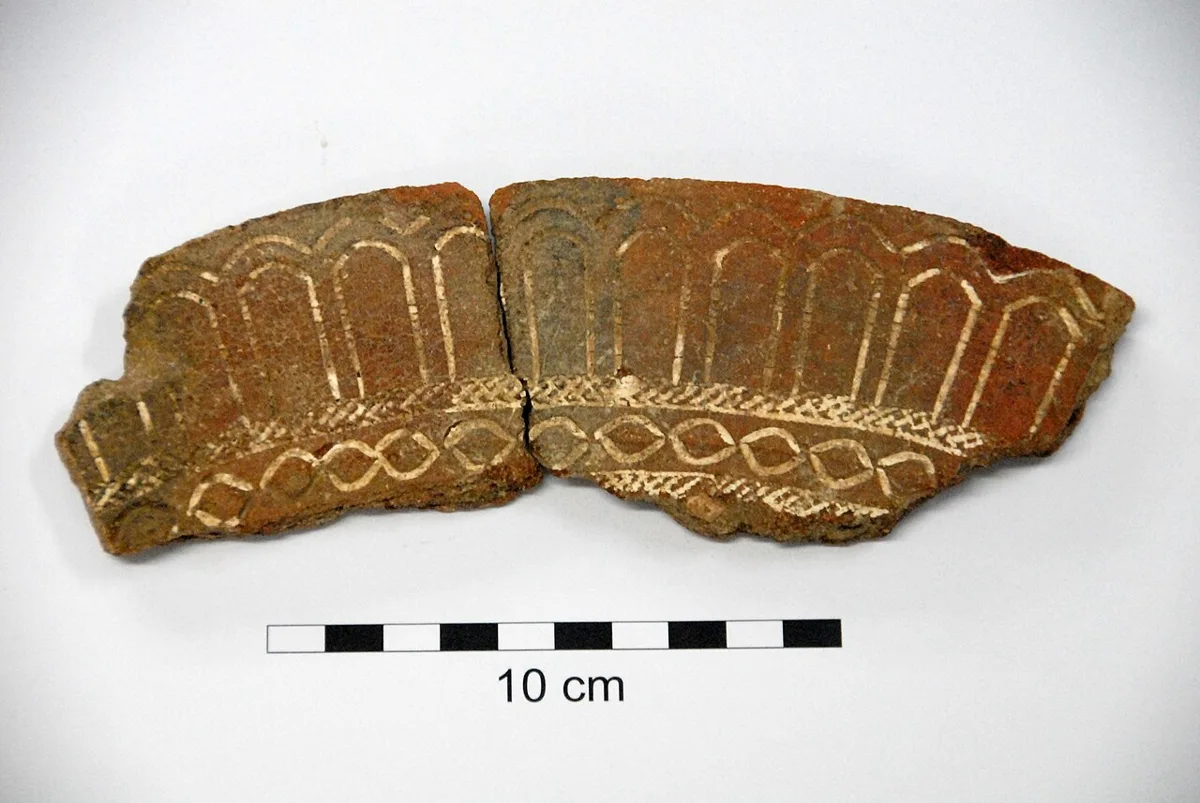 Decorated pottery fragment from Bourewa, Fiji, with a scale. This comparative image is not the New Britain excavation discussed in the article.
