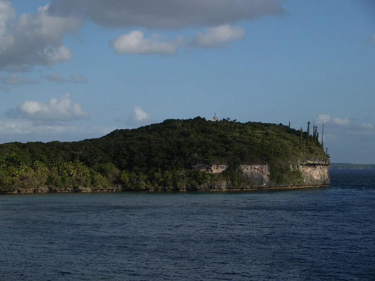 Coastal view of Lifou with the Notre-Dame chapel. Geographic context for Drehu, not a representation of all Drehu speakers.