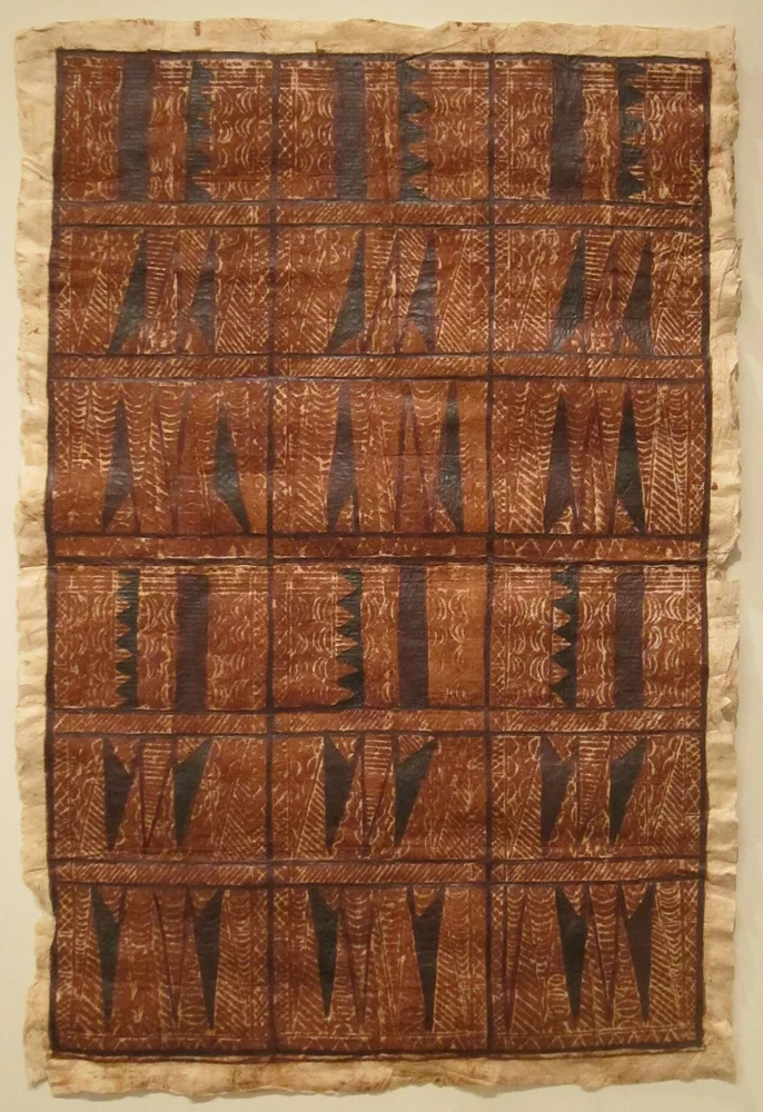 A twentieth-century siapo ʻelei from Samoa, photographed at the Honolulu Museum of Art. The record identifies this particular object and setting.